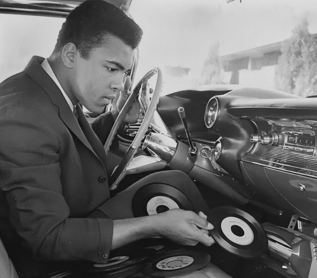 1019x893, 94 Kb / Мухаммед Али, Philips, авто, классика, ретро, Cadillac, винил, пластина, пиджак, ч/б