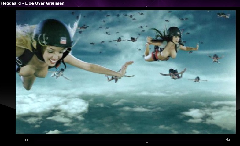 785x479, 66 Kb / валькирия, полёт, парашют, сиськи, девушки, реклама