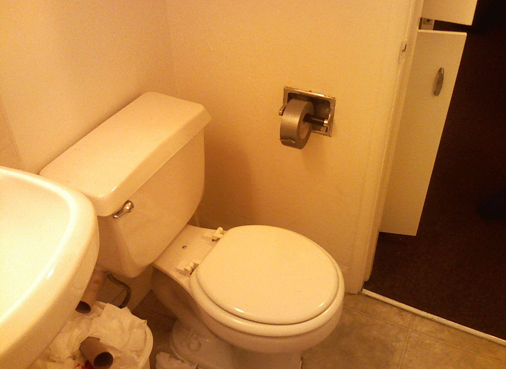 987x721, 146 Kb / туалет, лента, скотч