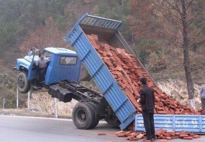 700x485, 70 Kb / Грузовик, дтп, кирпичи