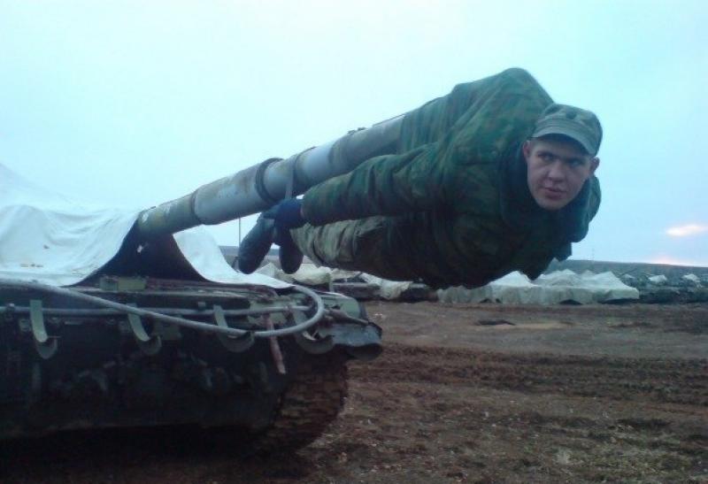 800x547, 40 Kb / танк, солдат, ствол