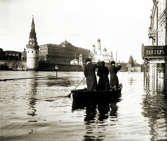 678x572, 281 Kb / Москва, наводнение, 1908, кремль, лодка
