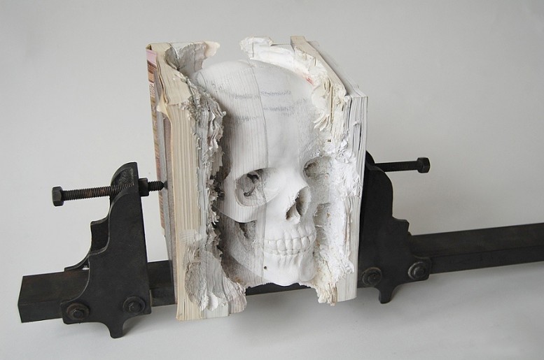 777x515, 65 Kb / тиски, книга, череп, резьба, скульптура