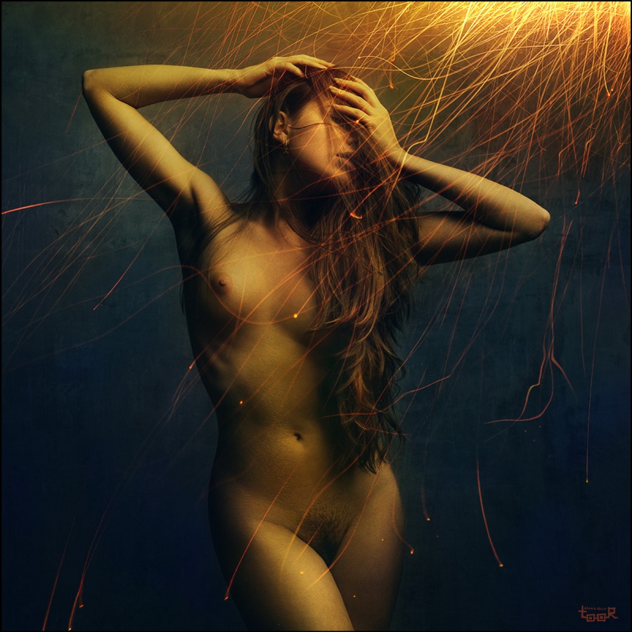 899x899, 215 Kb / блондинка, искры