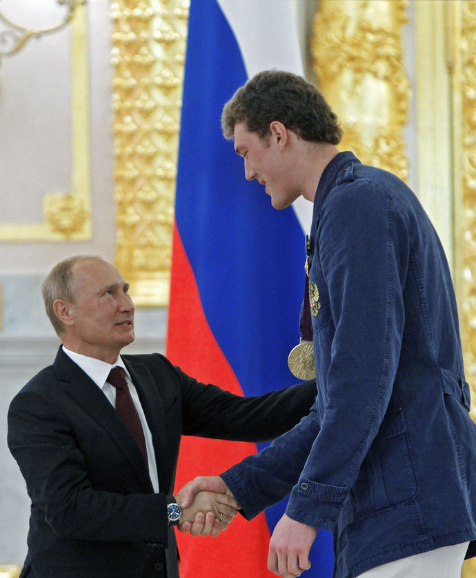 690x838, 130 Kb / путин, награждение, волейболист, олимпиада