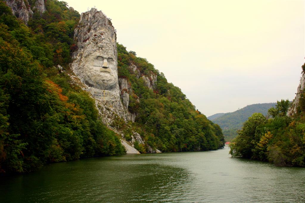 1024x683, 112 Kb / румыния, дунай, децебал, скала, лес, река