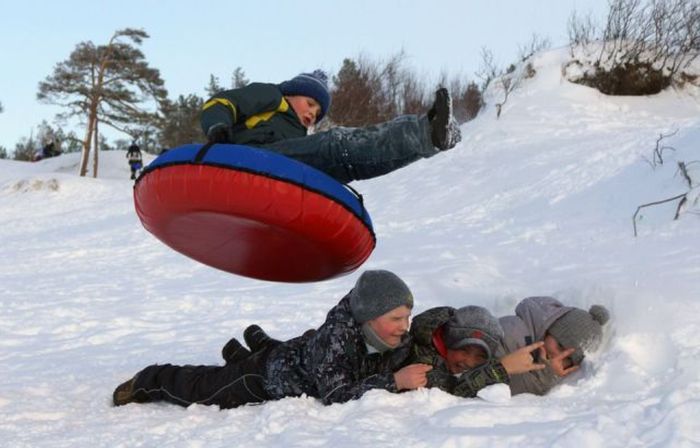 700x448, 45 Kb / зима, дети, горка, полет