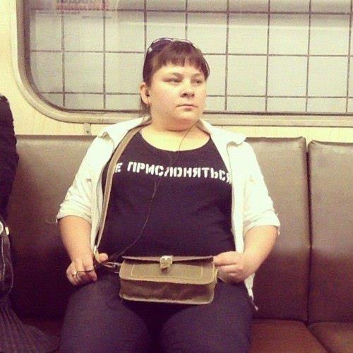500x500, 39 Kb / метро, девушка, сиськи, не прислоняться, футболка, надпись