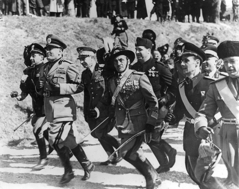 800x632, 204 Kb / Mussolini, пробежка, война