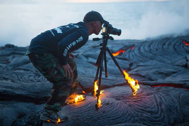 720x479, 42 Kb / лава, штатив, фотограф, фотоаппарат, огонь, кроссовки