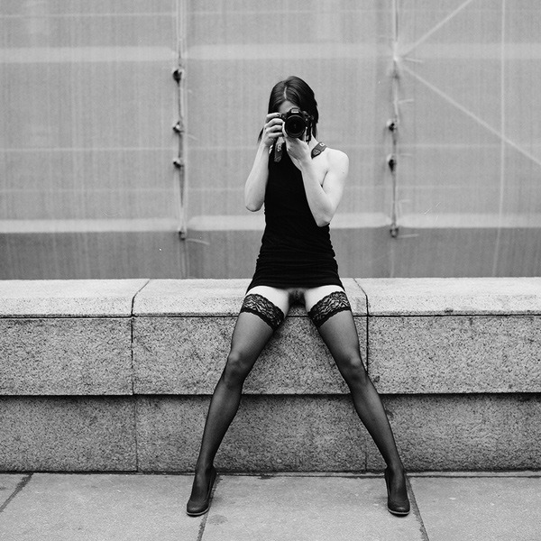 600x600, 113 Kb / ч/б, фотоаппарат, чулки, брюнетка