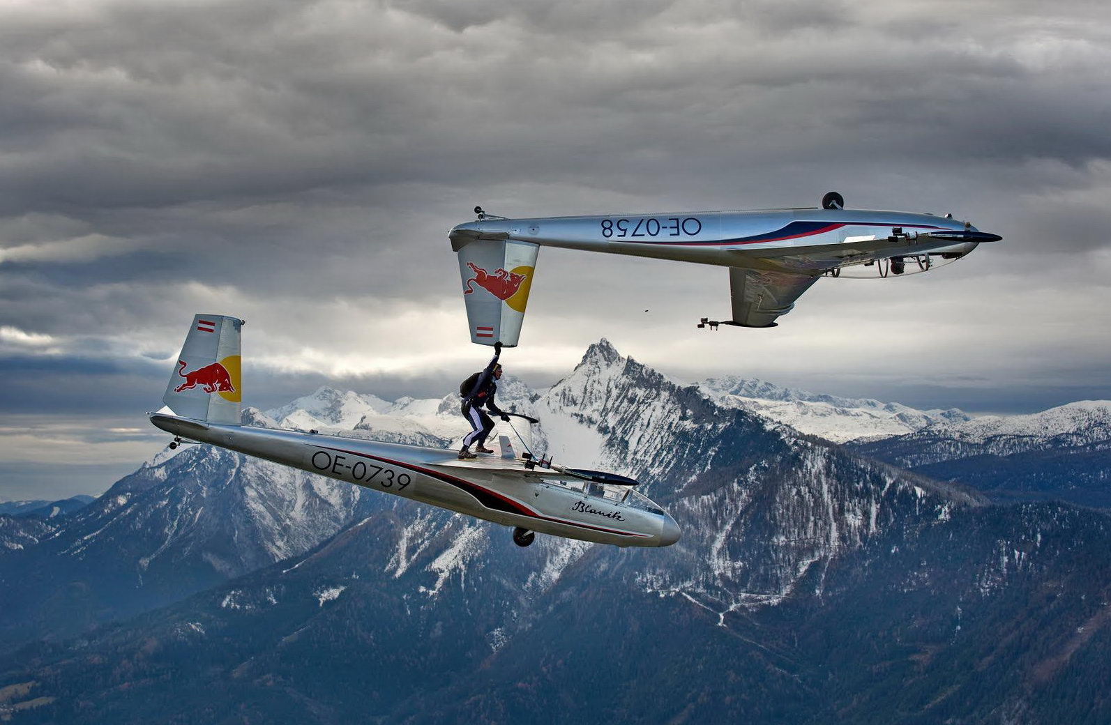 1593x1040, 226 Kb / red bull, планер, каскадер, трюк