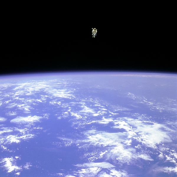 600x600, 145 Kb / космос, астронавт, маккэндлесс, земля, полет