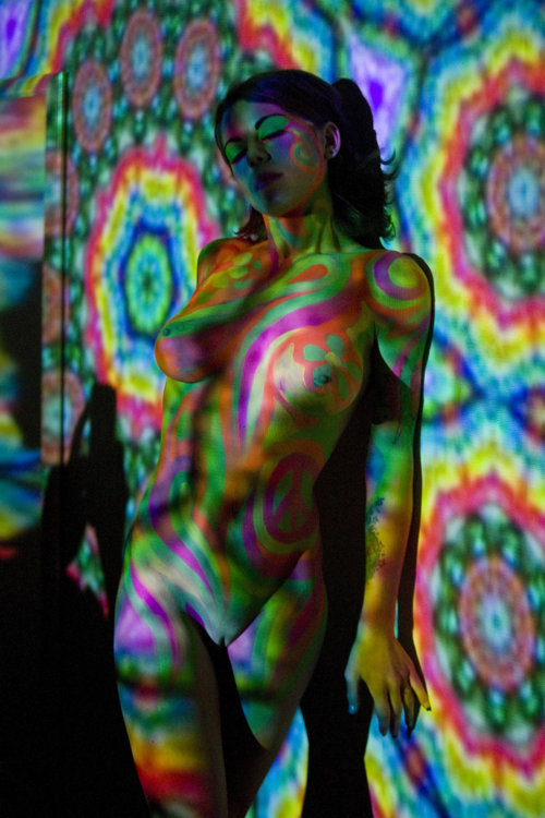 500x750, 99 Kb / краски, цвета, свет, брюнетка