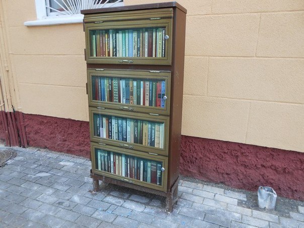 604x453, 70 Kb / стритарт, щит, граффити, книги
