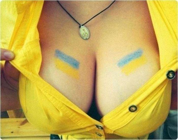 700x548, 50 Kb / флаг, украина, сиськи