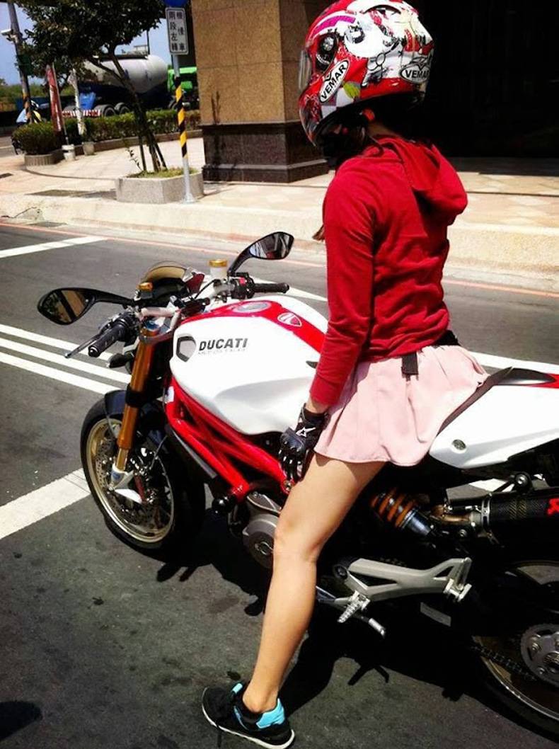 790x1058, 121 Kb / девушка, мотоцикл, дукати, ducati monster, шлем