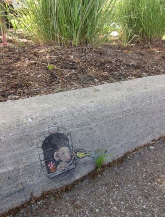 650x855, 157 Kb / streetart, бордюр, трава, мышь