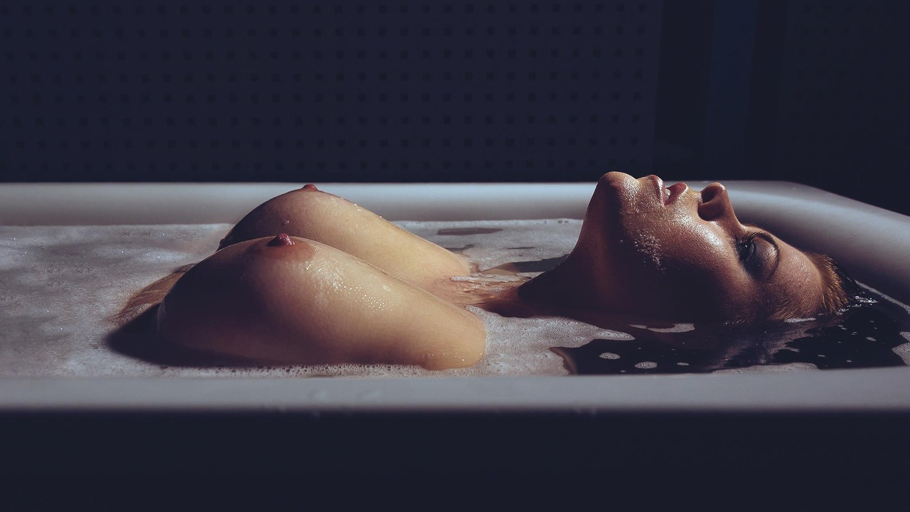 1280x720, 301 Kb / сиськи, вода, девушка, эротика