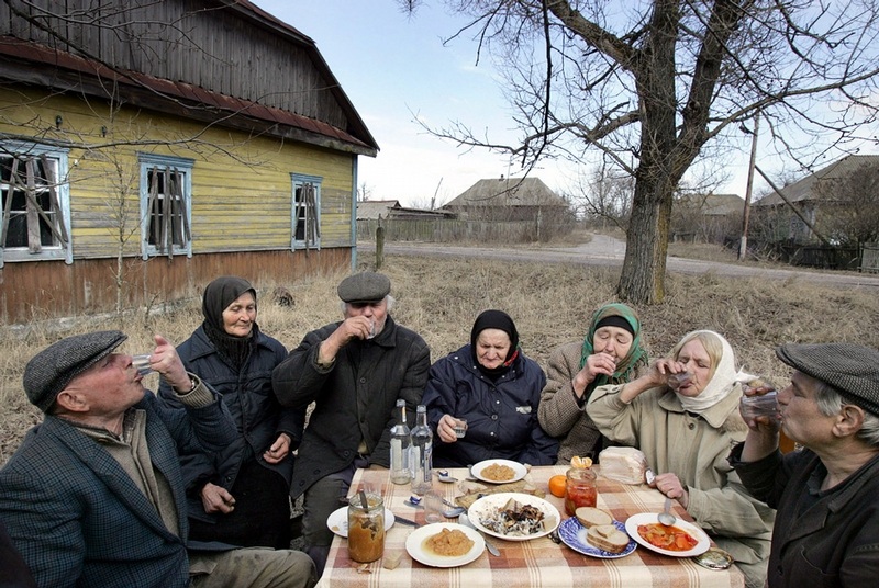 800x536, 211 Kb / стол, изба, поляна, дерево