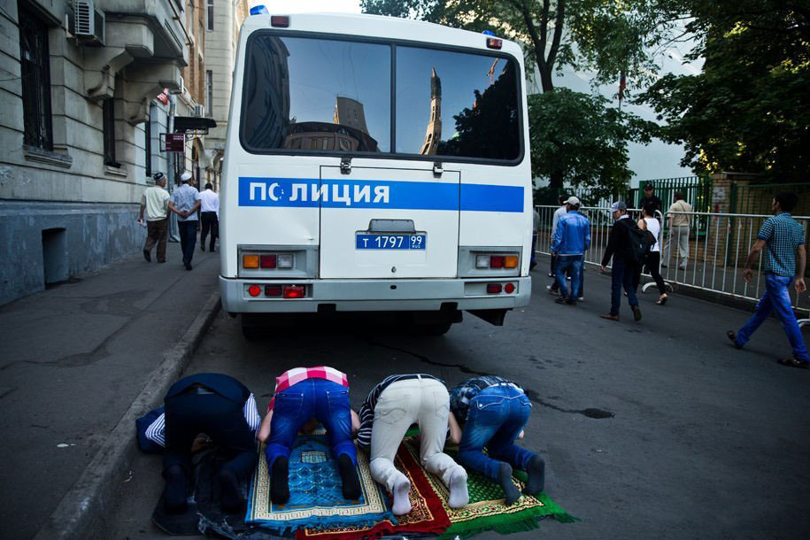 915x610, 157 Kb / автобус, полиция, мусульмане, намаз