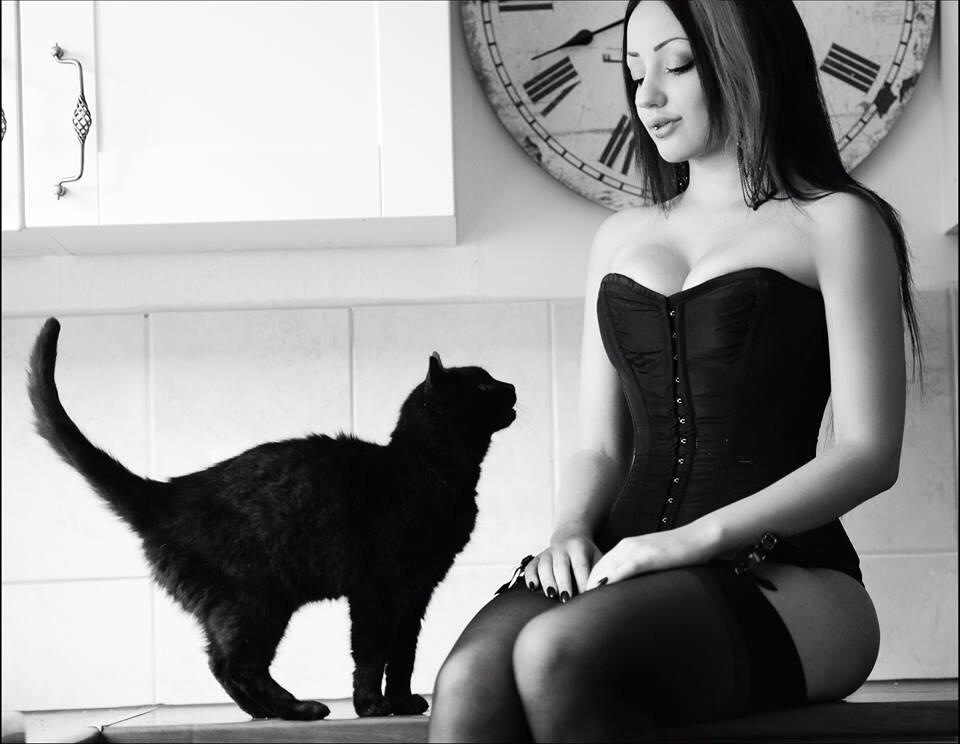 960x744, 77 Kb / котэ, девушка, корсет, брюнетка, ч/б, чулки