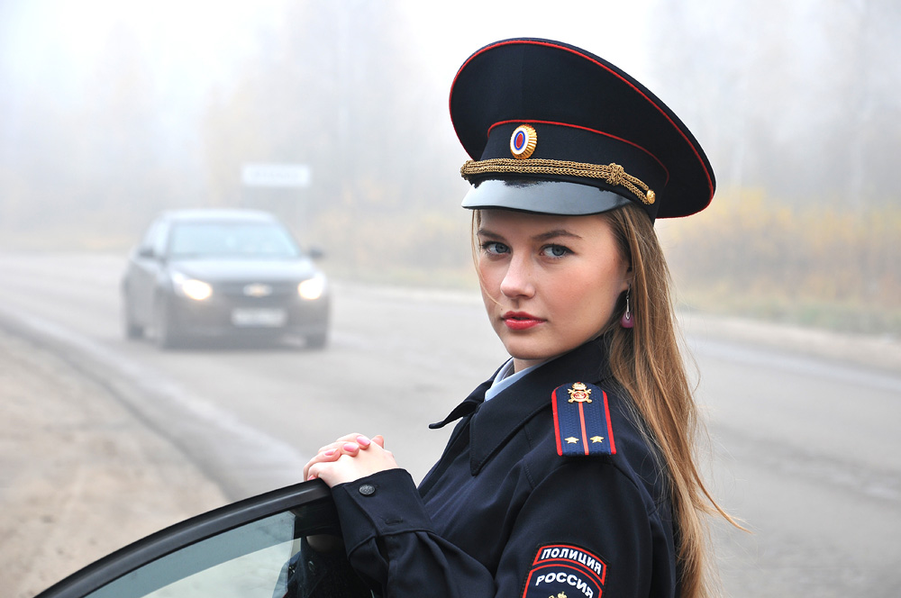 1000x664, 162 Kb / трасса, авто, девушка, форма, полиция, лейтенант