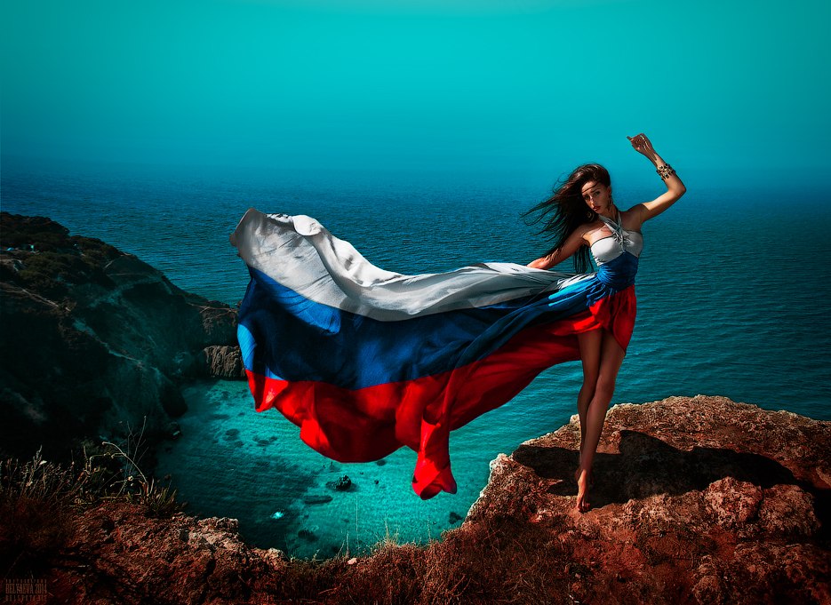 935x681, 148 Kb / Светлана, Беляева, Россия, Крым, мыс, Фиолент, девушка, брюнетка, море, скалы, триколор, платье, флаг, политота