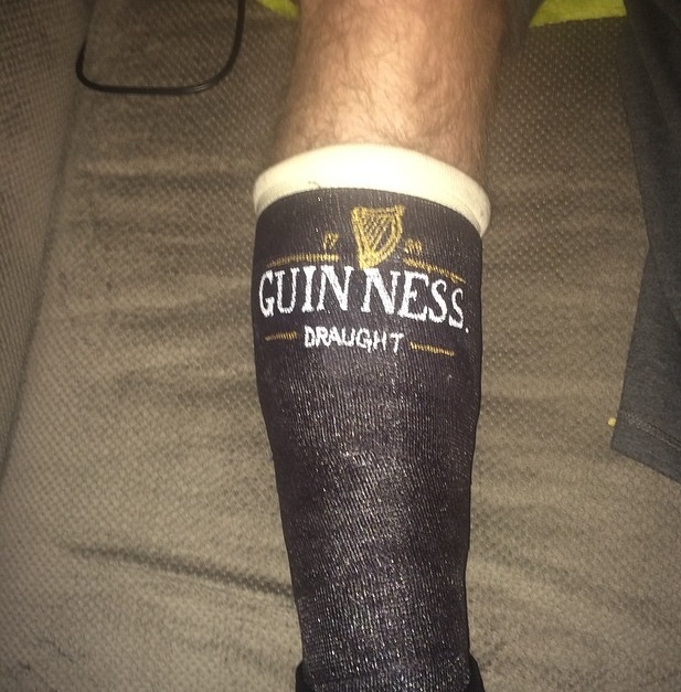 617x627, 140 Kb / guinness, гиннес, нога, гипс