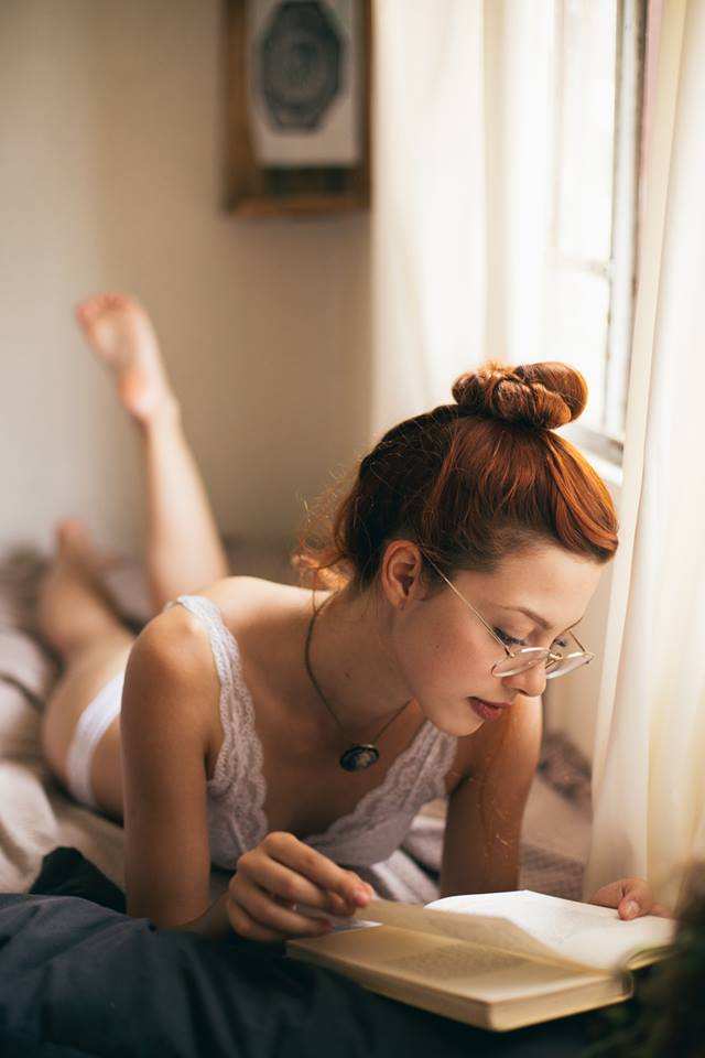 640x960, 46 Kb / книга, очки, кулон, лёжа