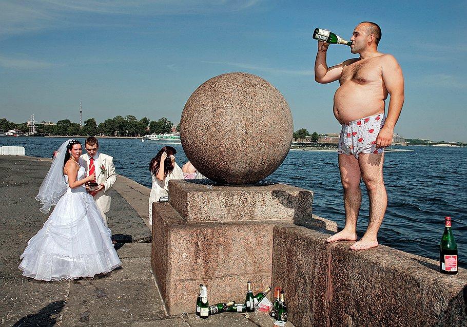 910x637, 169 Kb / свадьба, мужик, шампанское, река, гранит
