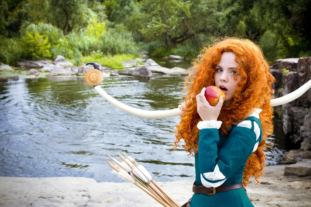 1024x683, 201 Kb / Brave, Храбрая сердцем, косплей, Мерида, Merida, рыжая, девушка, яблоко, Феникс, Мария, Фаталист