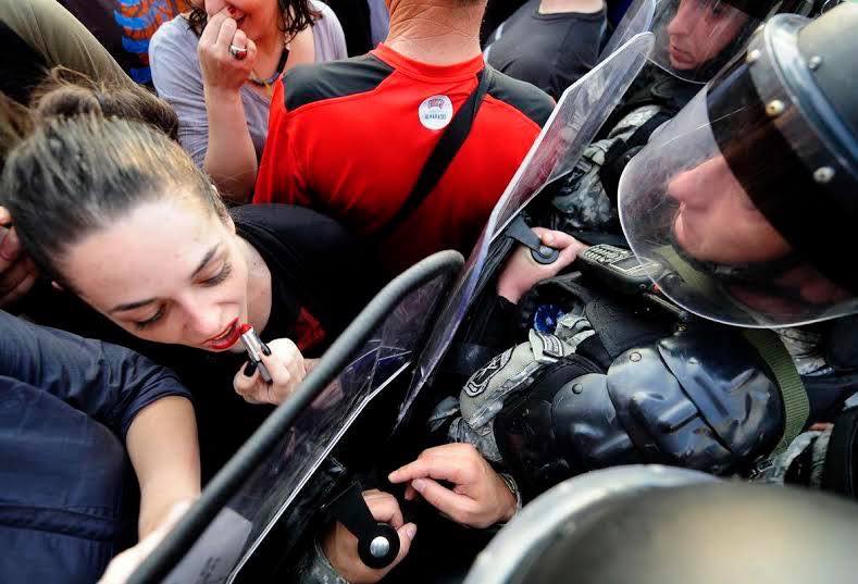 789x537, 62 Kb / губы, помада, демонстрация, спецназ, щит