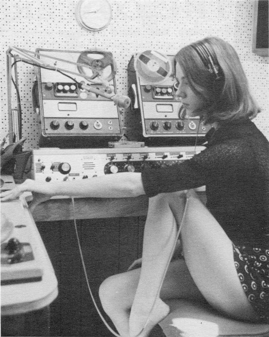 551x689, 83 Kb / радиоведущая, бедра, наушники, ретро, ч/б