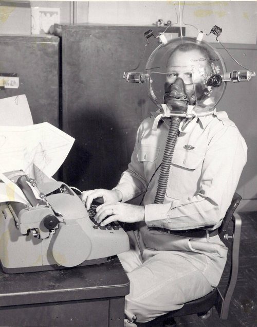 500x636, 55 Kb / шлем, маска, печатная, машинка, НЕХ, ч/б