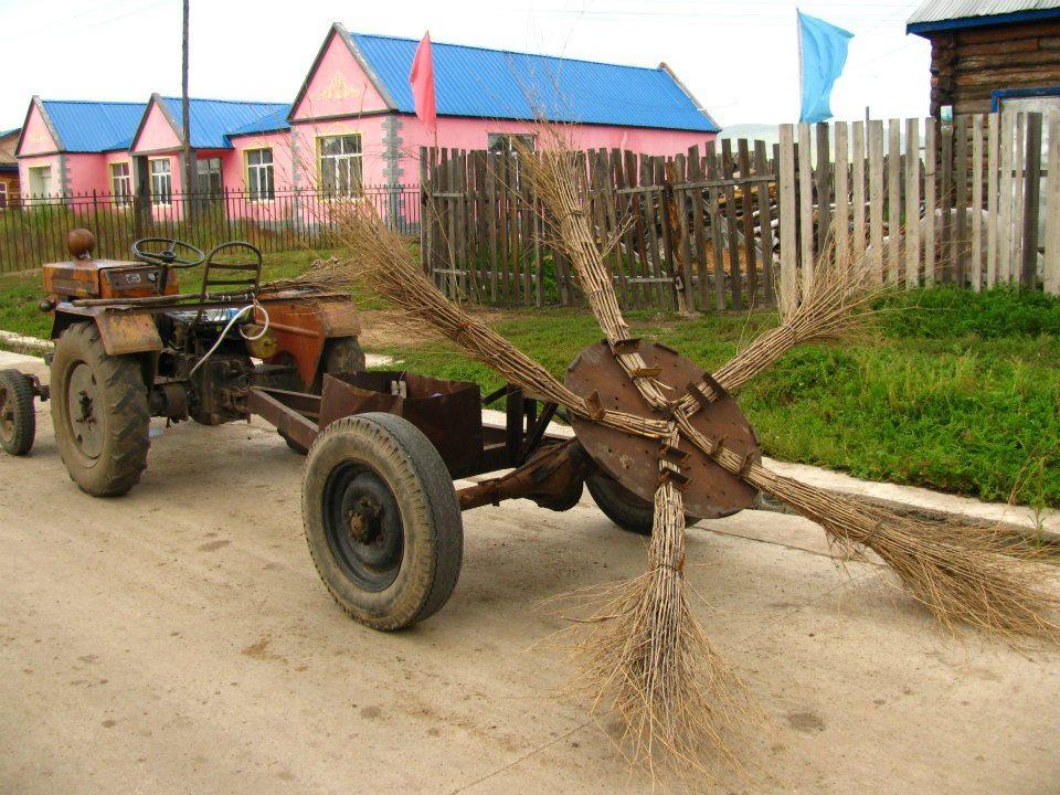 960x720, 145 Kb / Трактор, подметалка, мётлы