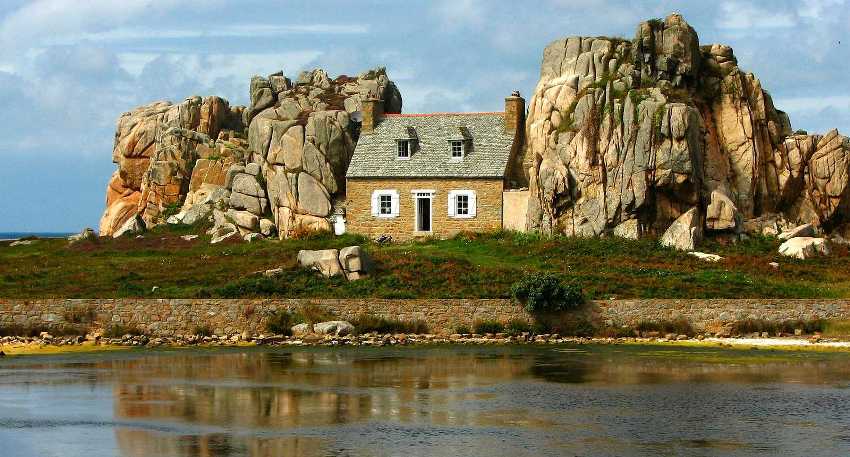 850x457, 63 Kb / дом, скалы, камни, вода