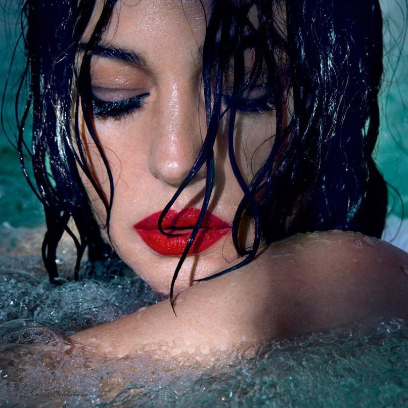 807x807, 138 Kb / Monica Bellucci, моника беллуччи, monica bellucci, 51, бассейн