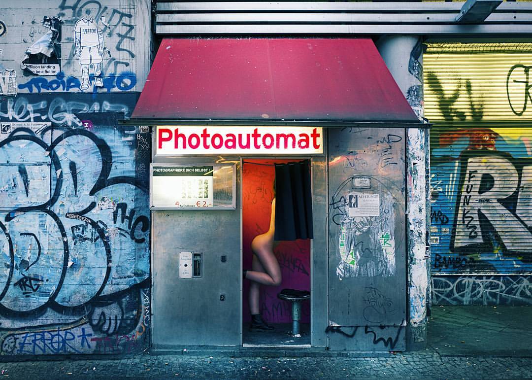 1080x771, 143 Kb / фотоавтомат, кабинка, голая, граффити