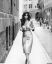 daisy lowe, ч/б, юбка, улица, брусчатка