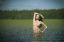брюнетка, вода, заросли, озеро